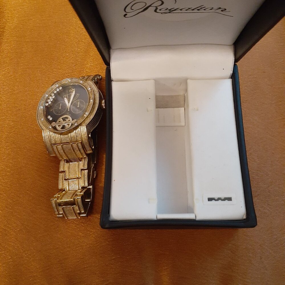 👤 VINTAGE DAIMOND INCLOSED ROYALTON WATCH ( NEEDS NEW BATTERY ) -    $30 - Picture 3 of 12